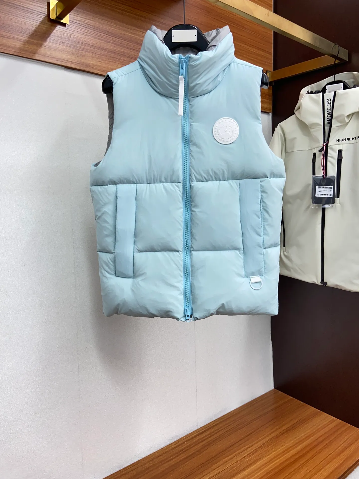 P480 capsule vest original version #𝘾𝘼𝙉𝘼𝘿𝘼 𝙂𝙊𝙊𝙎𝙀/𝙅𝙪𝙣𝙘𝙩𝙞𝙤𝙣 TOP version restore ZP up to 98%‼ ️ CANADA GOOSE/Canada Goose Pastels Pastel Series Everett White Label Vest This versatile Everett vest is a lightweight layering item suitable for wearing in all seasons. It is trimmed in all white and equipped with D-rings for hanging gloves or other daily items when outside. It is ideal for travel and unpredictable weather conditions. The pocket openings and cuff edges are reinforced with CORDURA fabric for durability. The reflective stripes on the back of the collar improve visibility in dim environments, making it the first choice for travel. Size: XS S M L XL XXL Color: Black Melt Water Blue Soft Pink Moonlight Lime
